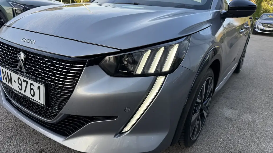 PEUGEOT 208