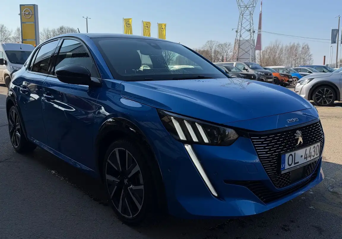 PEUGEOT 208