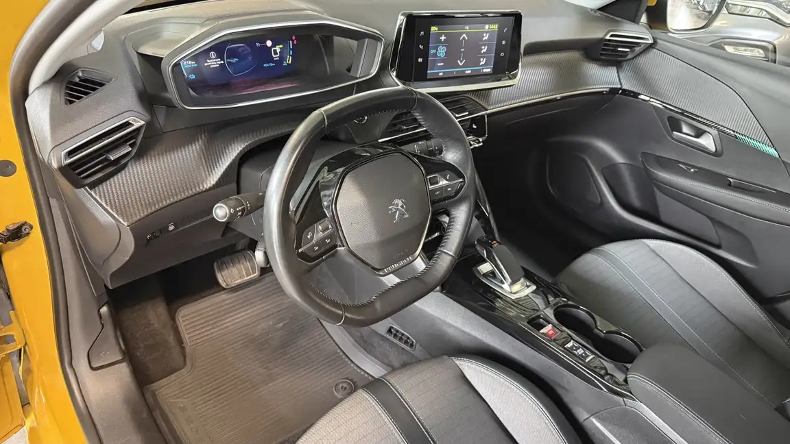 PEUGEOT 208