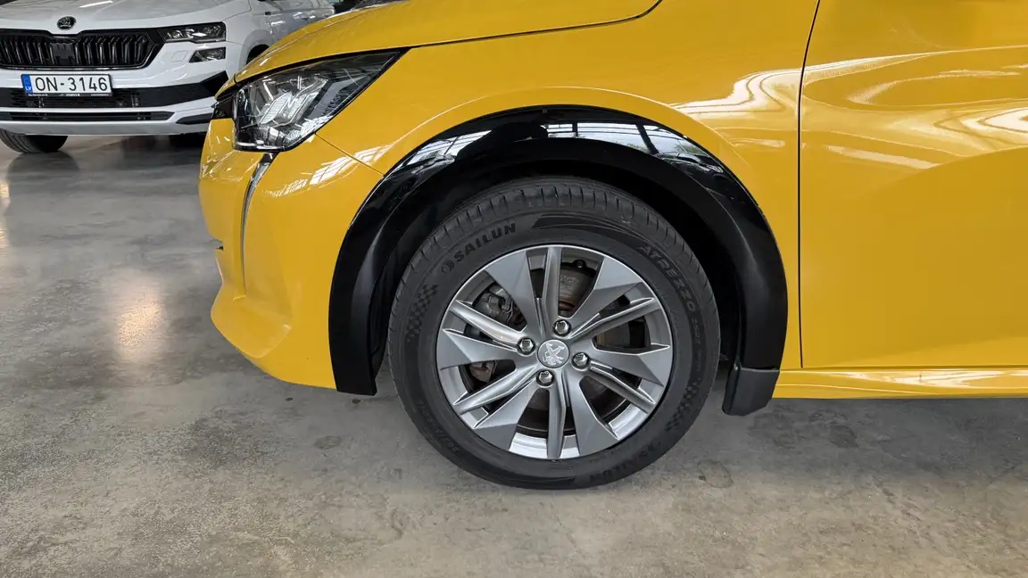 PEUGEOT 208