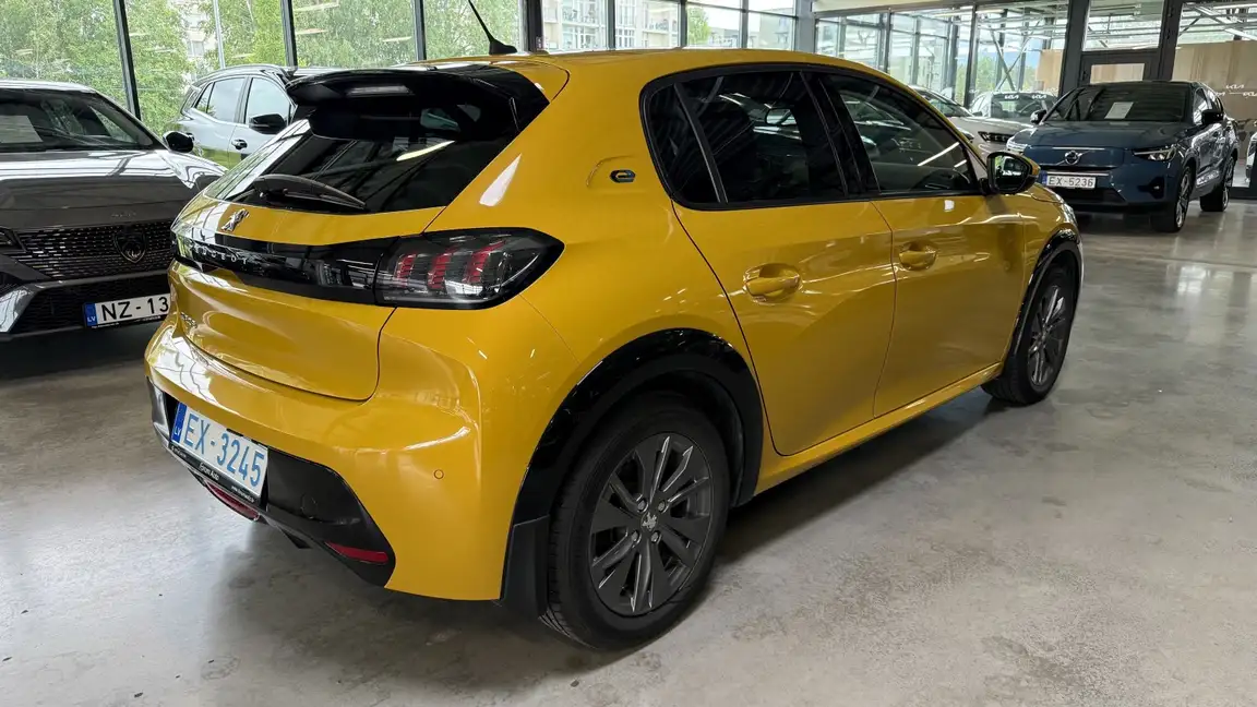 PEUGEOT 208