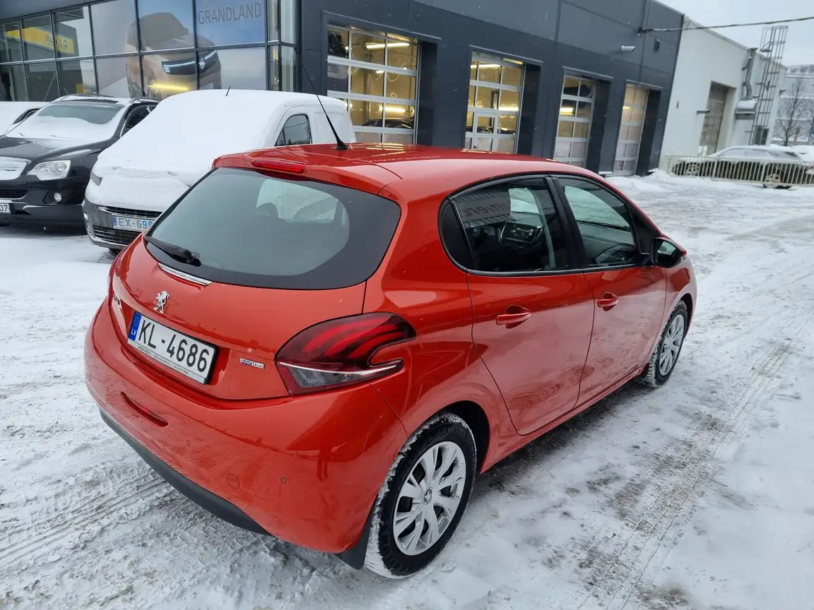 PEUGEOT 208