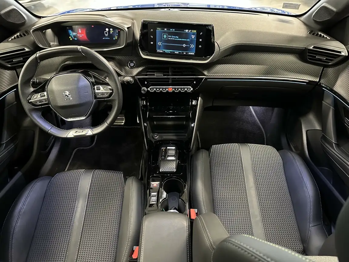 PEUGEOT 208