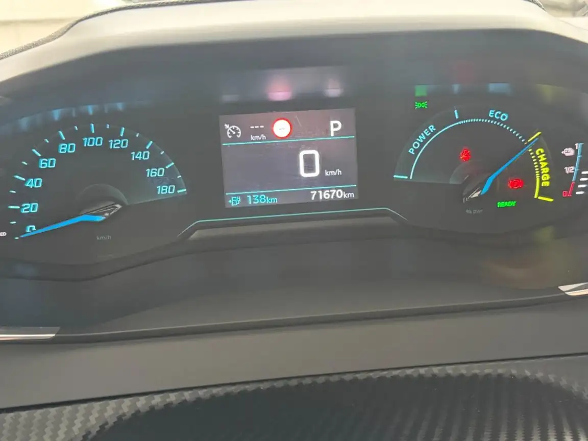 PEUGEOT 208