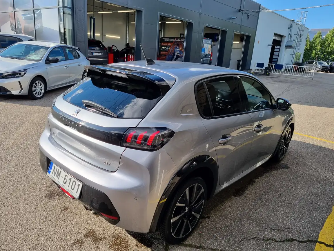 PEUGEOT 208