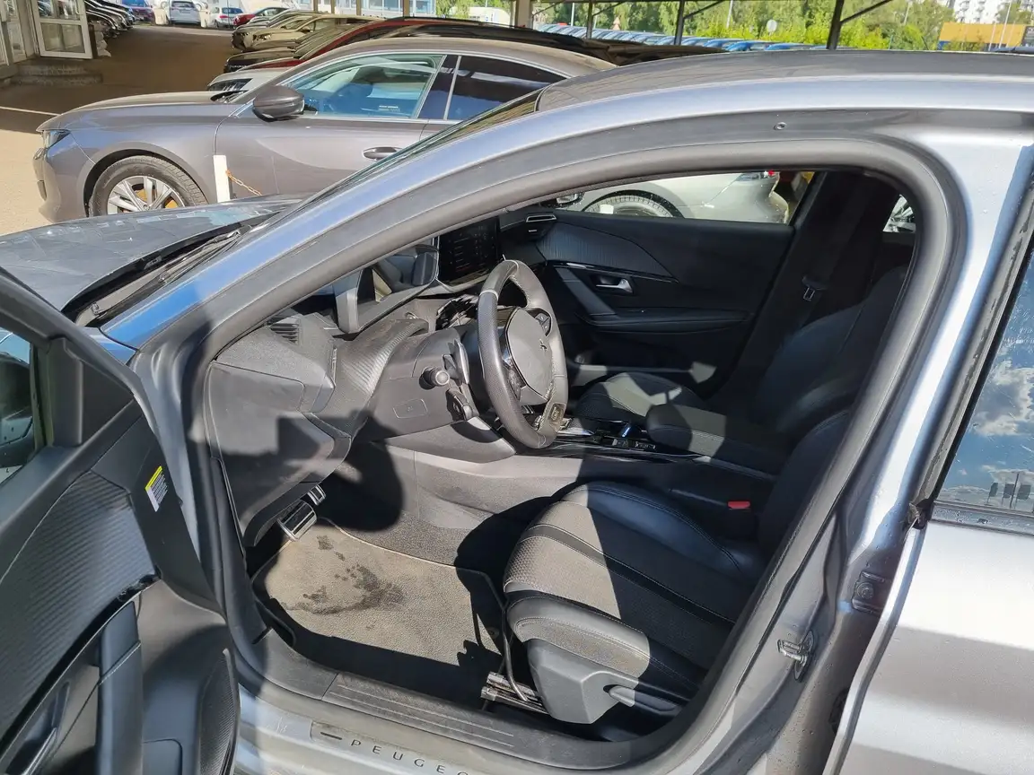 PEUGEOT 208