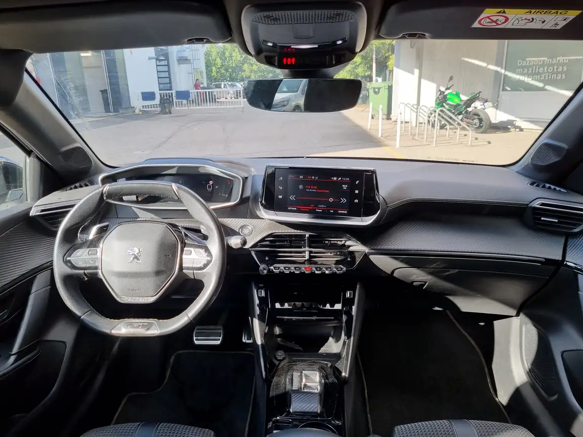 PEUGEOT 208