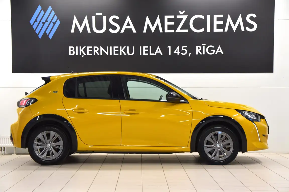 PEUGEOT 208