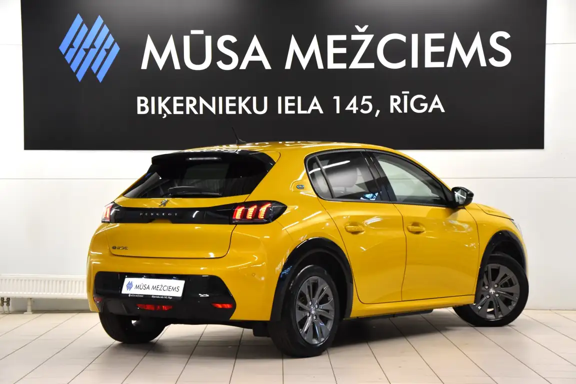 PEUGEOT 208