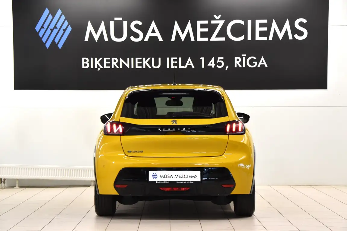 PEUGEOT 208