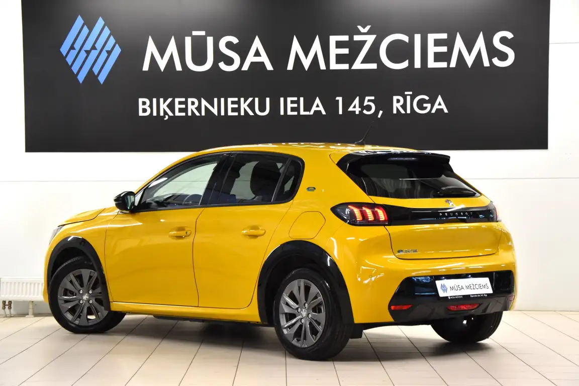 PEUGEOT 208