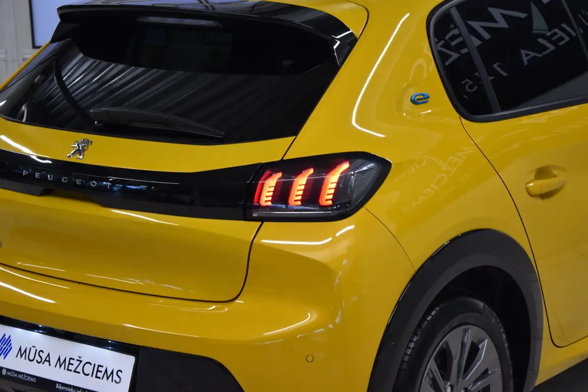 PEUGEOT 208