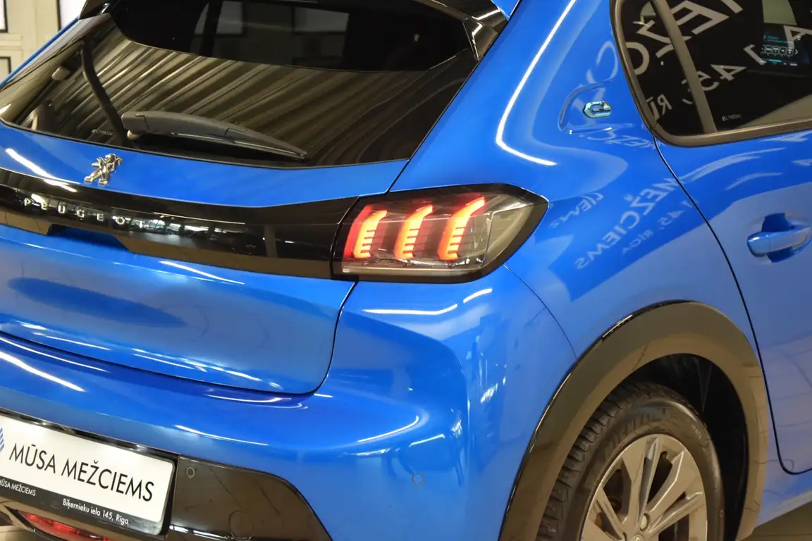 PEUGEOT 208