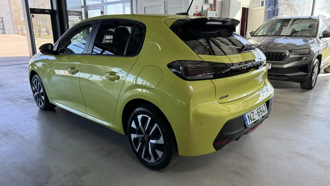 PEUGEOT 208