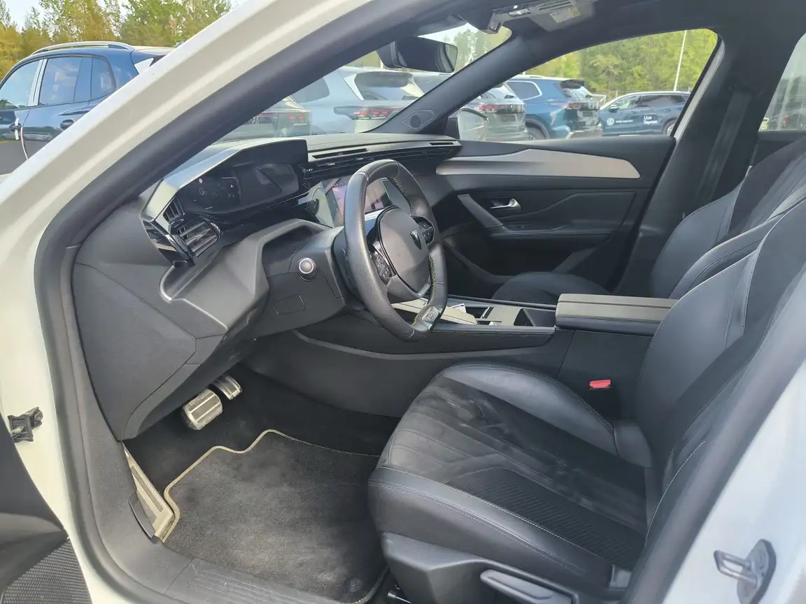 PEUGEOT 408