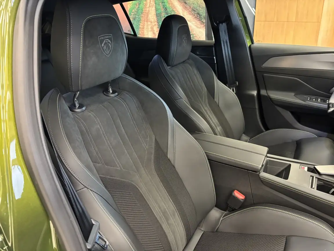 PEUGEOT 408