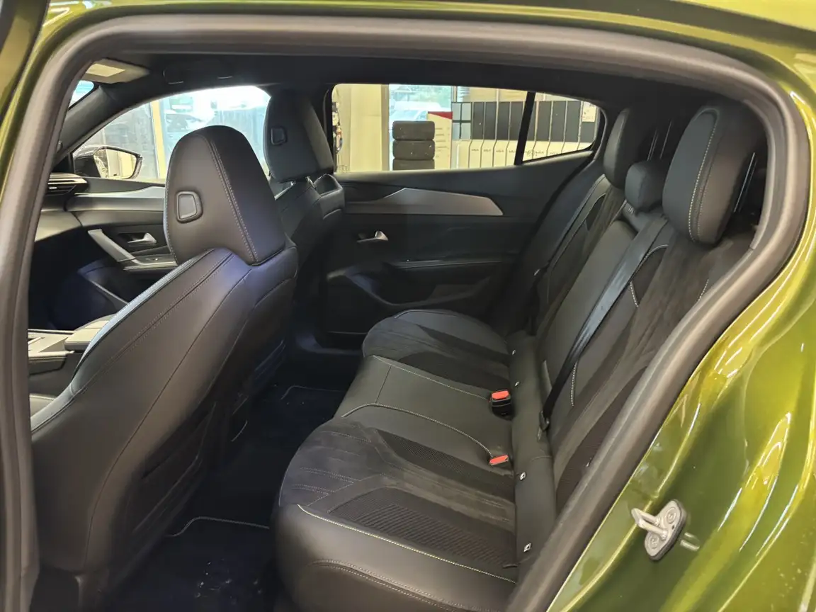 PEUGEOT 408