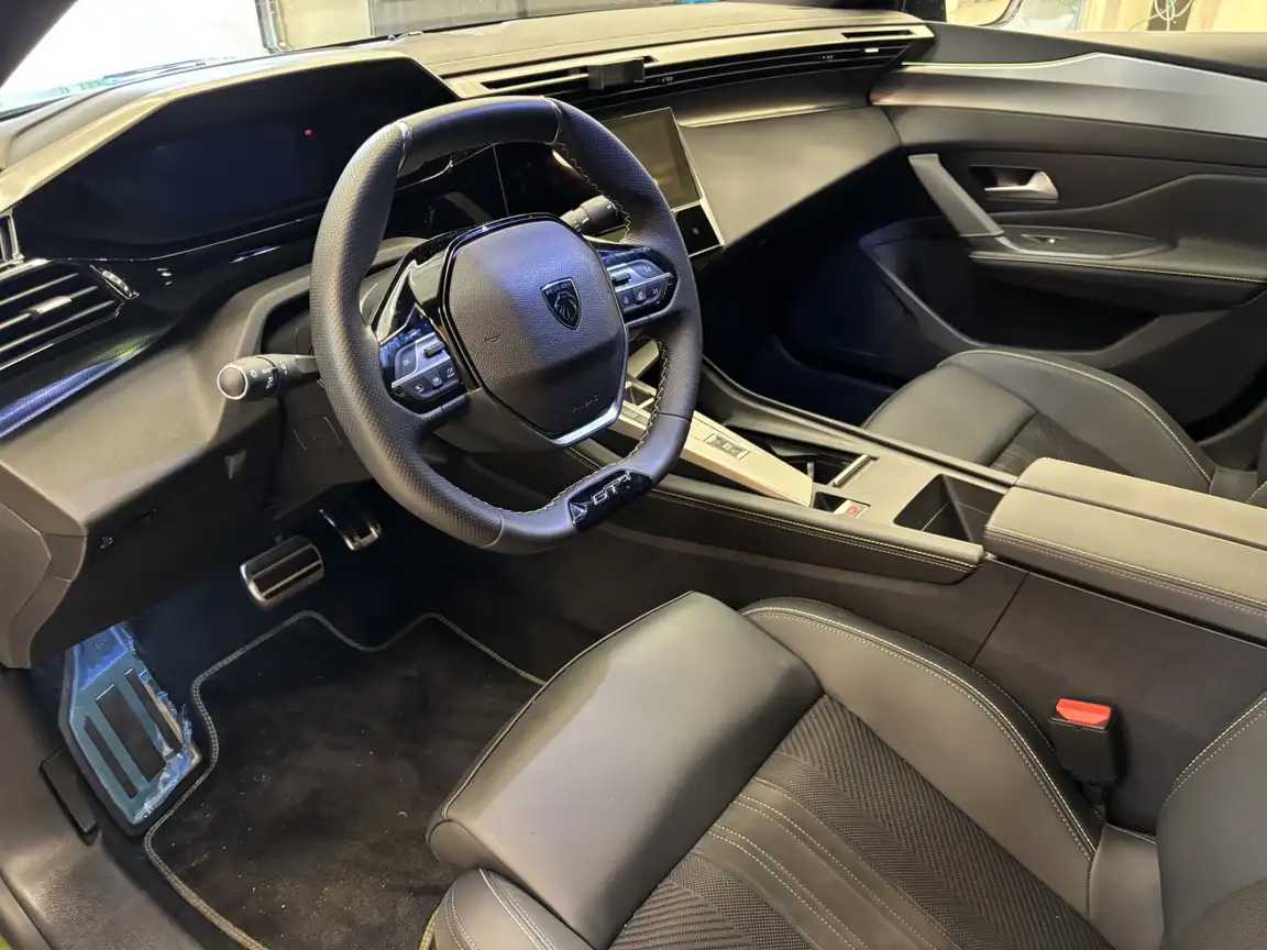 PEUGEOT 408