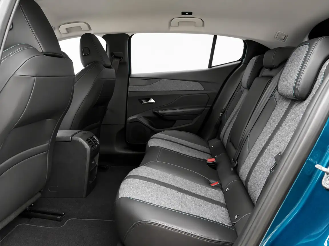 PEUGEOT 408