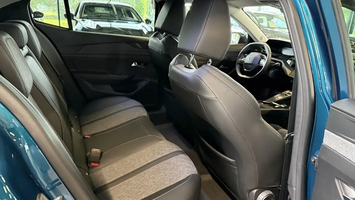 PEUGEOT 408