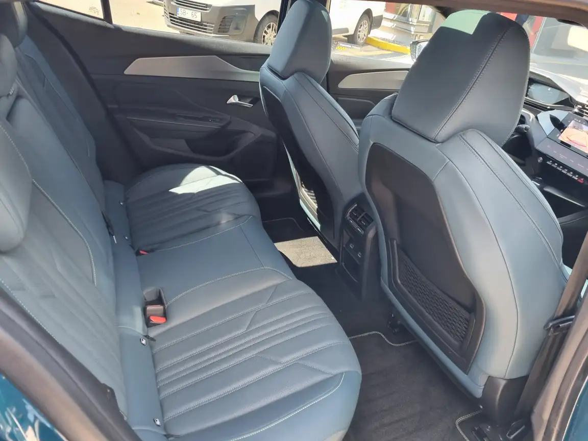 PEUGEOT 408