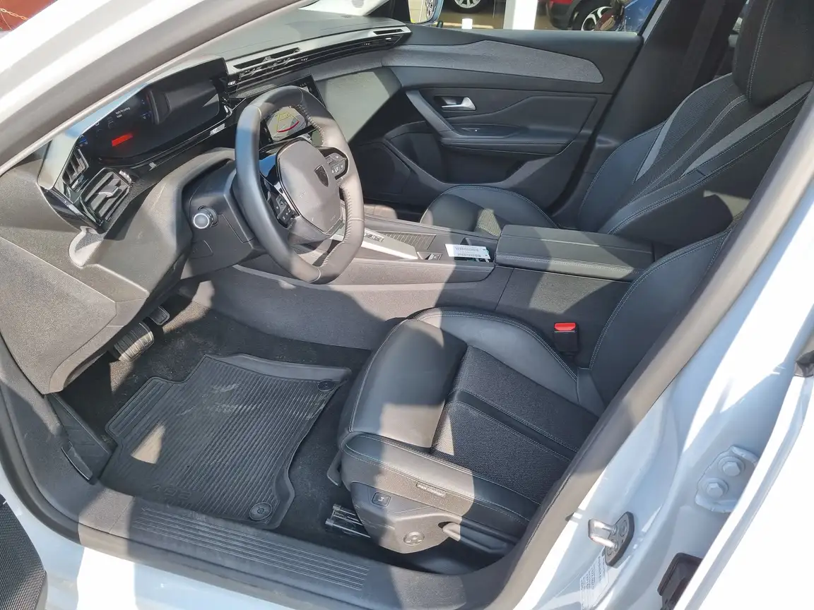 PEUGEOT 408