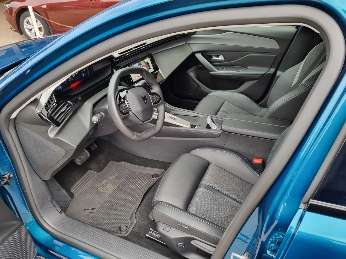 PEUGEOT 408