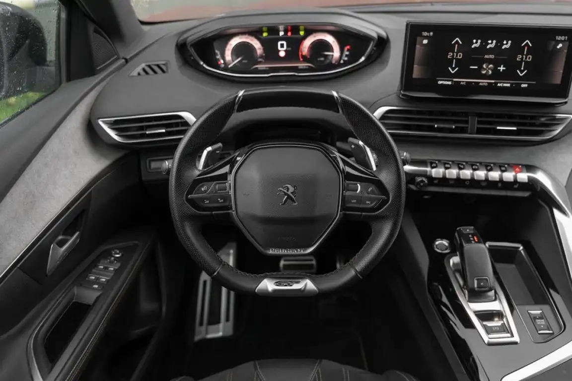 PEUGEOT 5008
