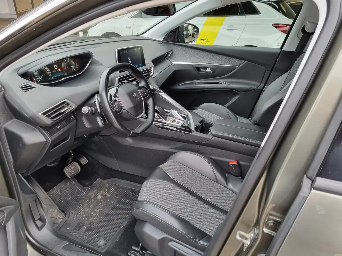 PEUGEOT 5008