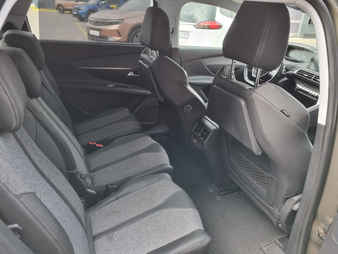 PEUGEOT 5008