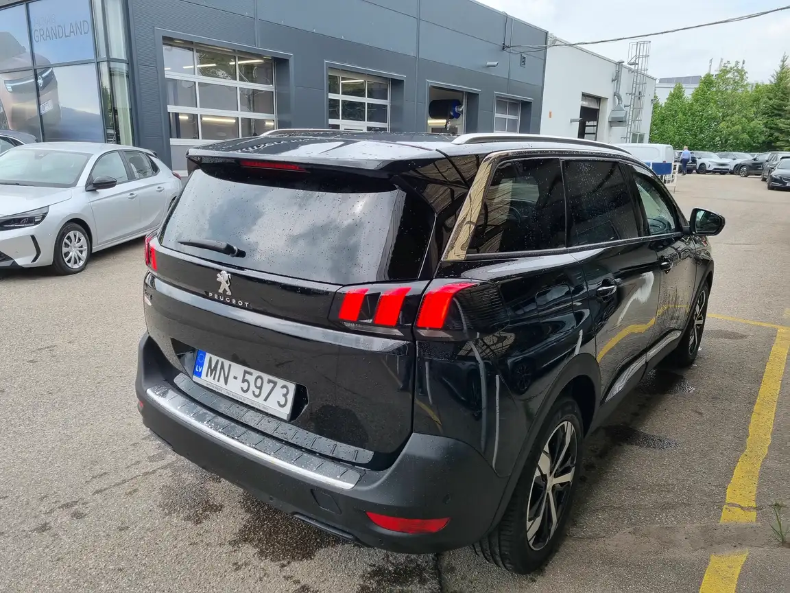 PEUGEOT 5008