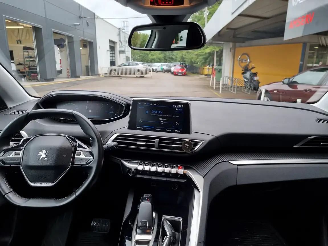 PEUGEOT 5008