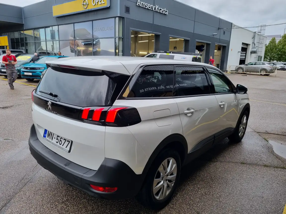 PEUGEOT 5008