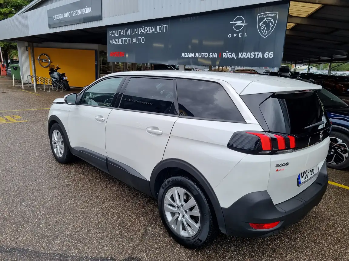 PEUGEOT 5008