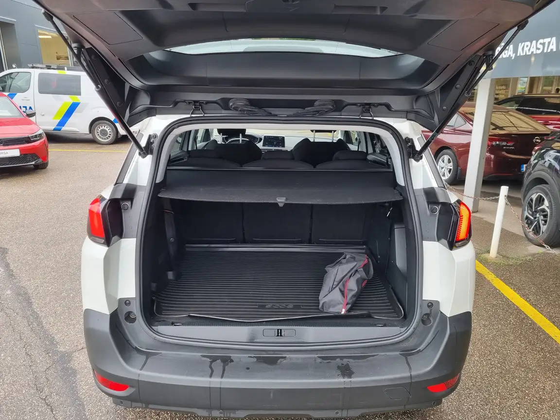 PEUGEOT 5008