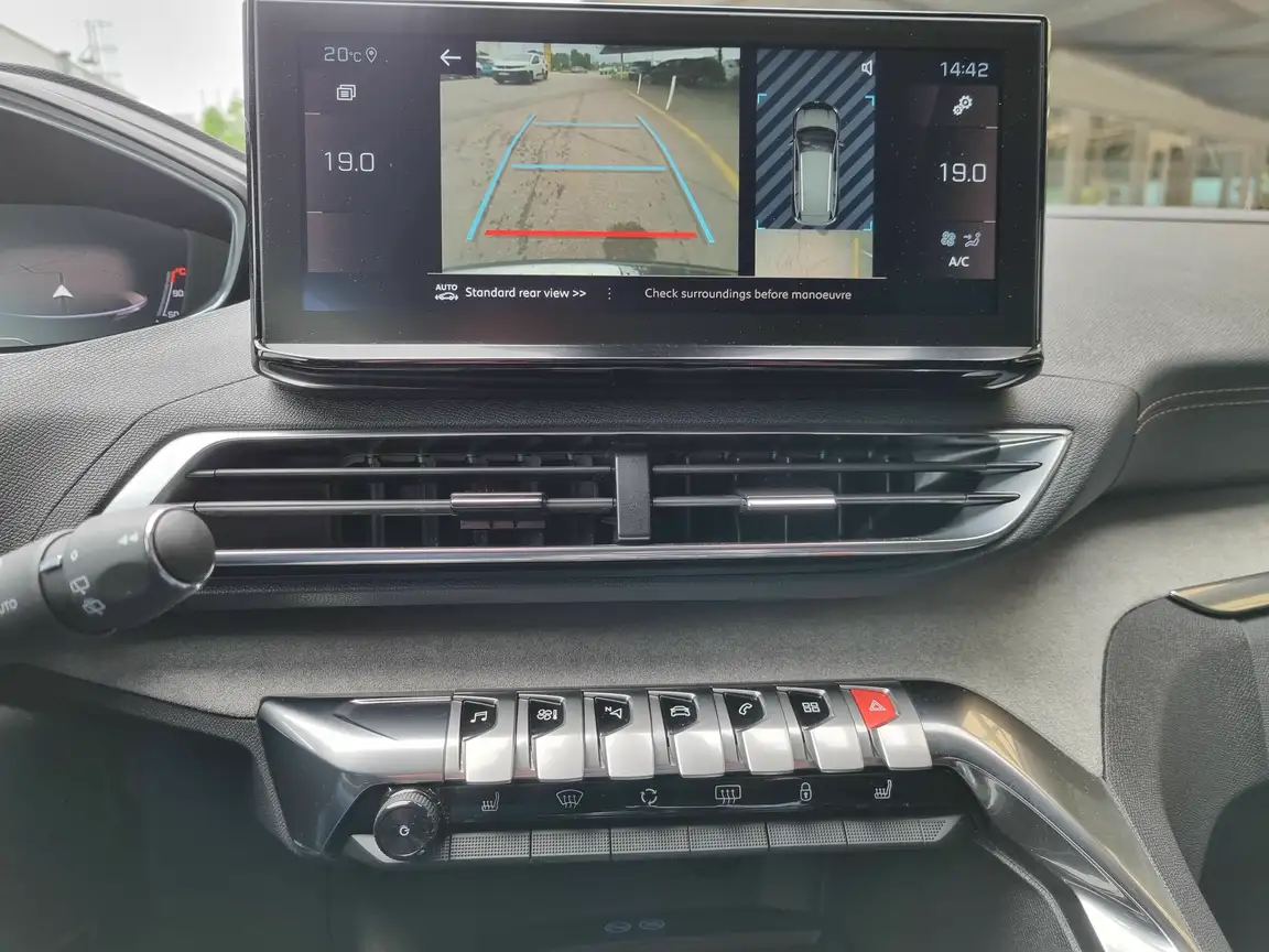 PEUGEOT 5008