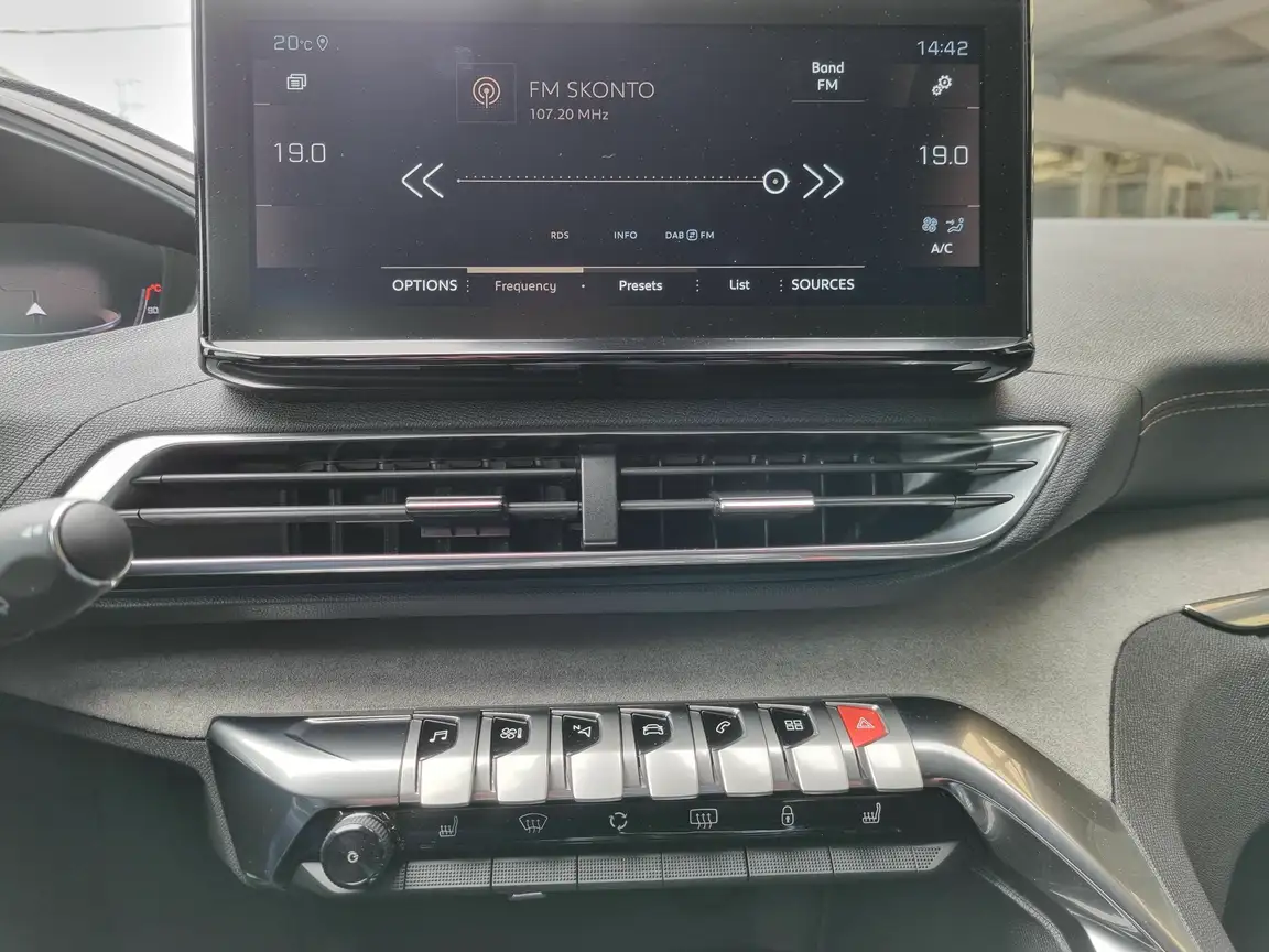 PEUGEOT 5008