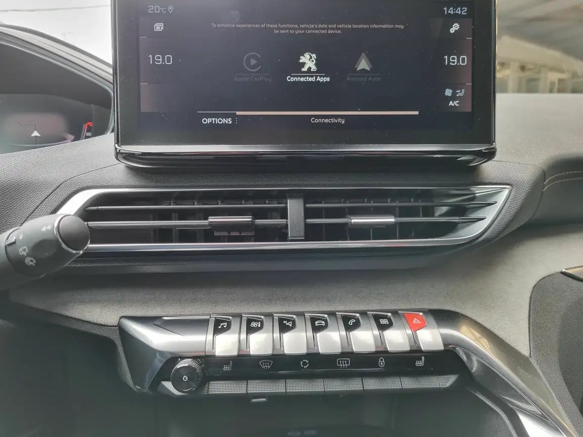 PEUGEOT 5008
