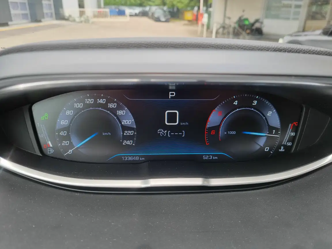 PEUGEOT 5008
