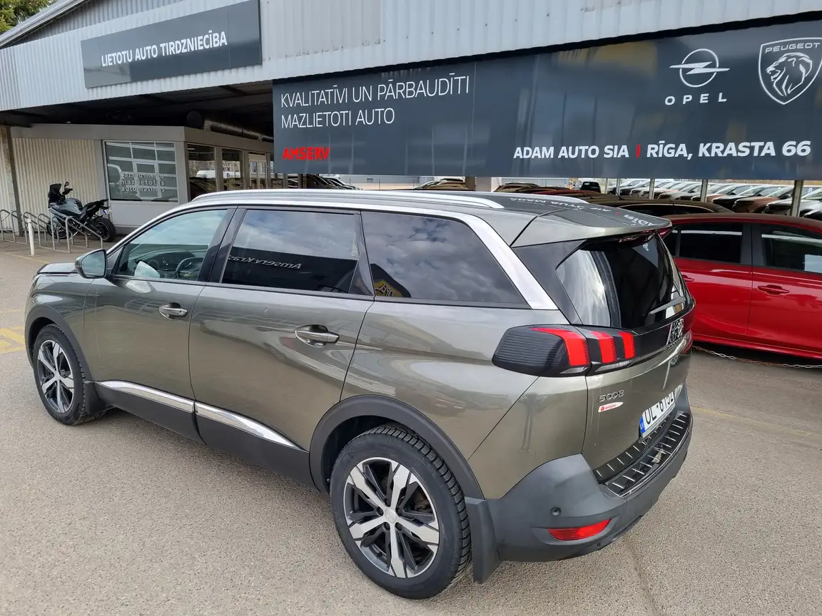 PEUGEOT 5008