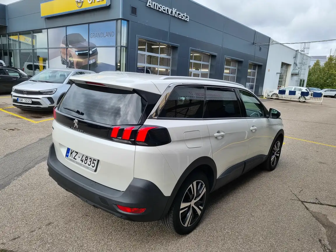 PEUGEOT 5008