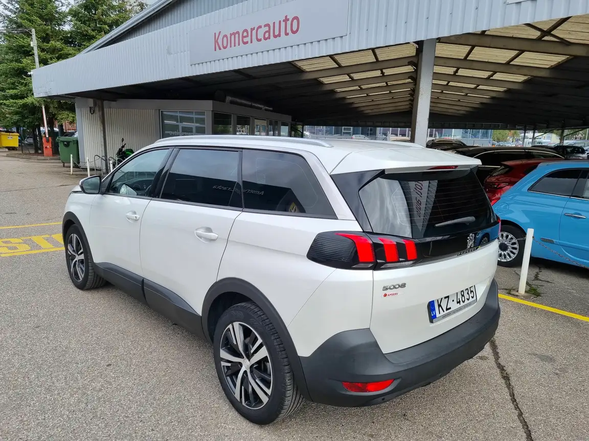 PEUGEOT 5008