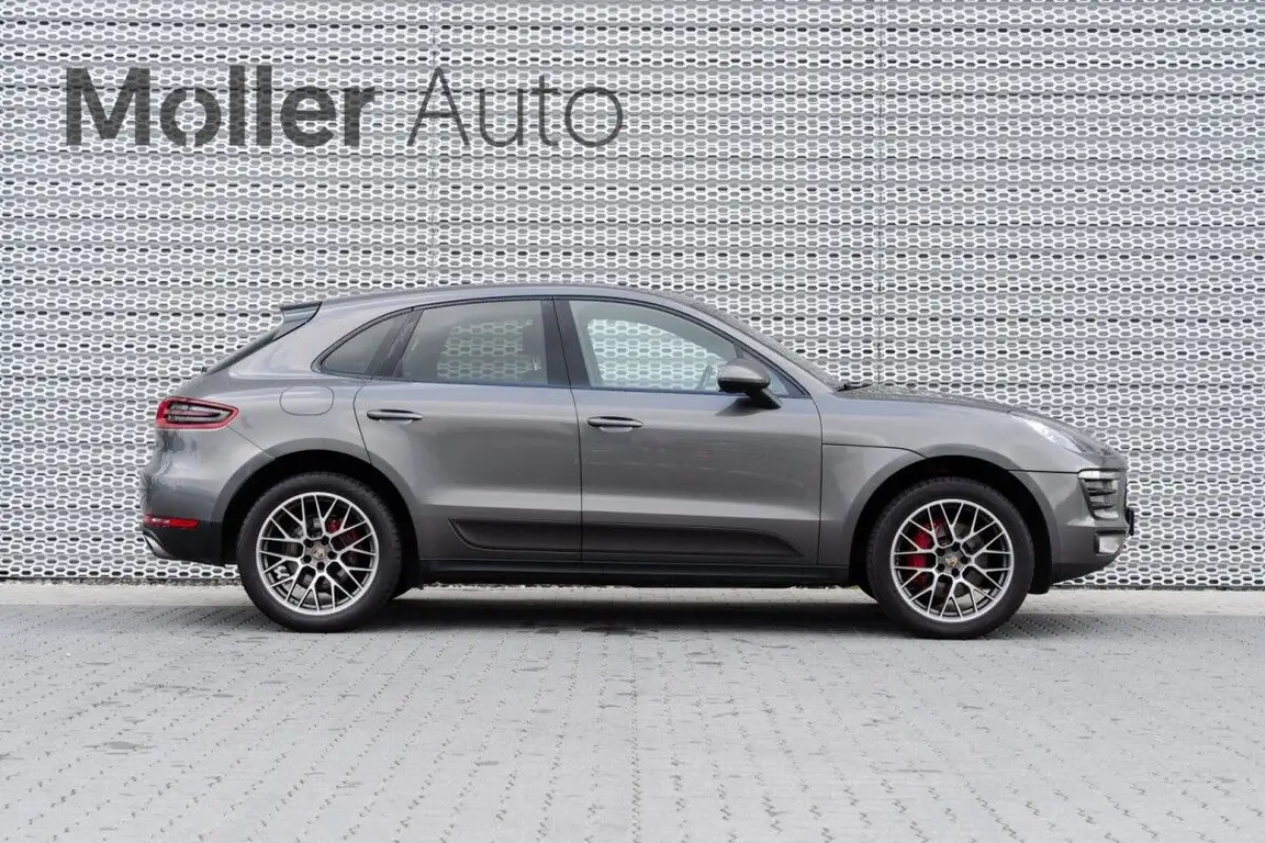 PORSCHE MACAN
