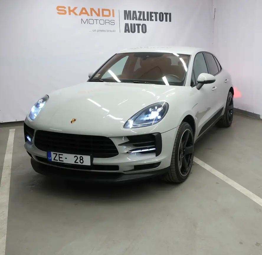 PORSCHE MACAN