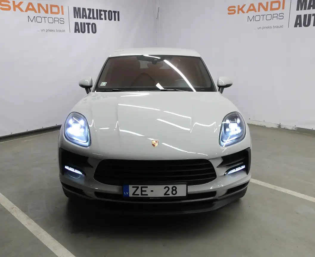 PORSCHE MACAN