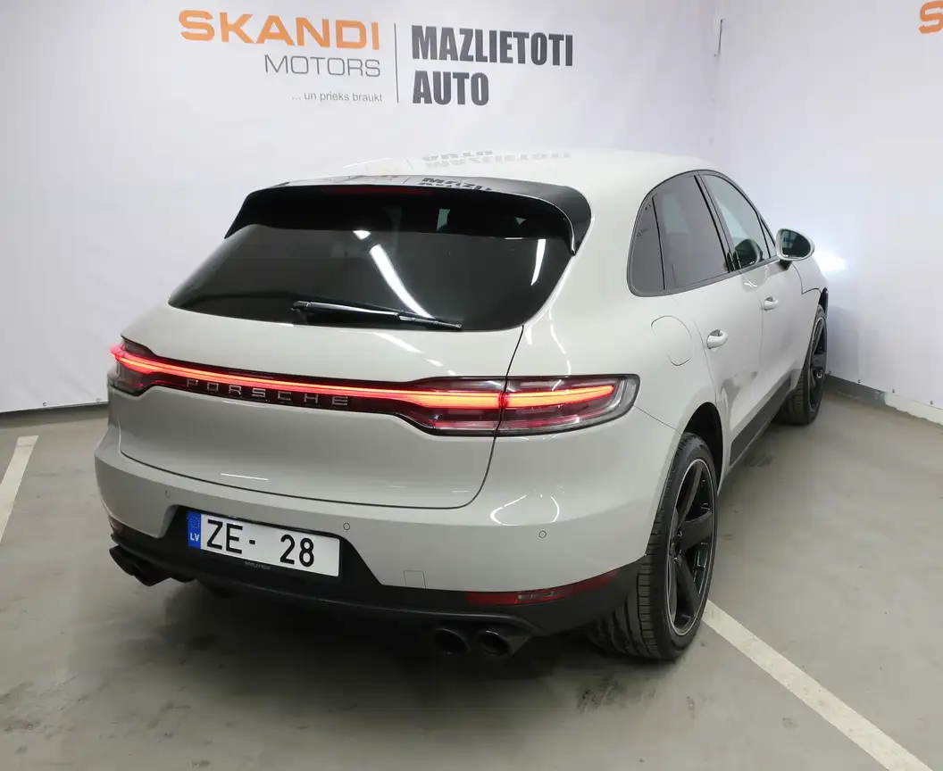 PORSCHE MACAN