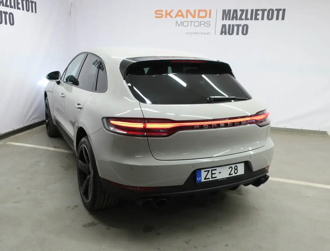 PORSCHE MACAN