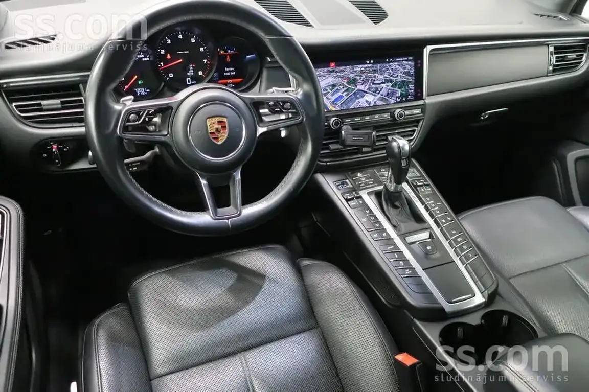 PORSCHE MACAN