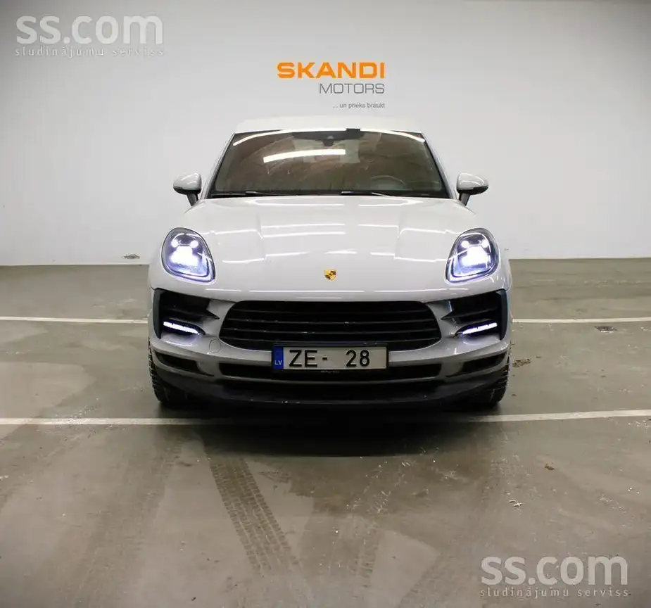 PORSCHE MACAN