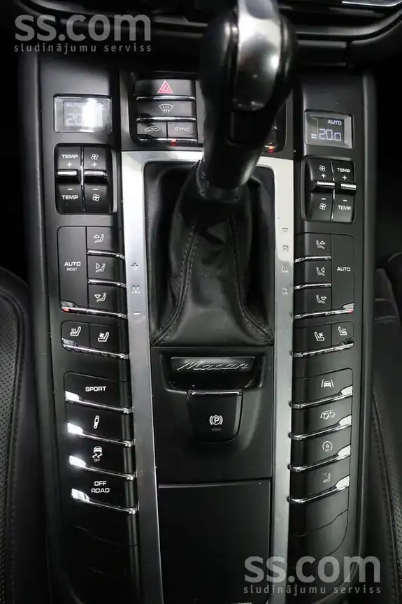 PORSCHE MACAN